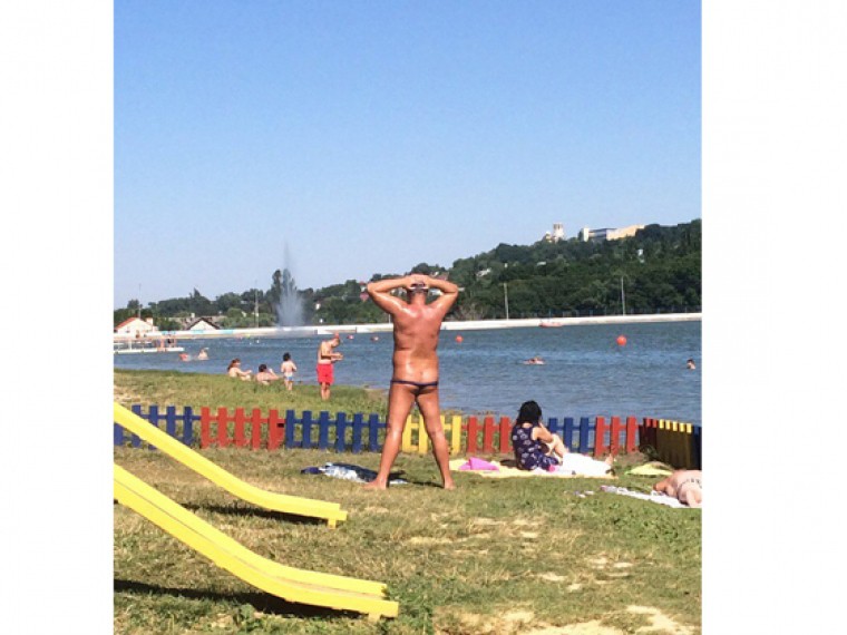 Фото почти голого мужчины на детском пляже возмутило соцсети