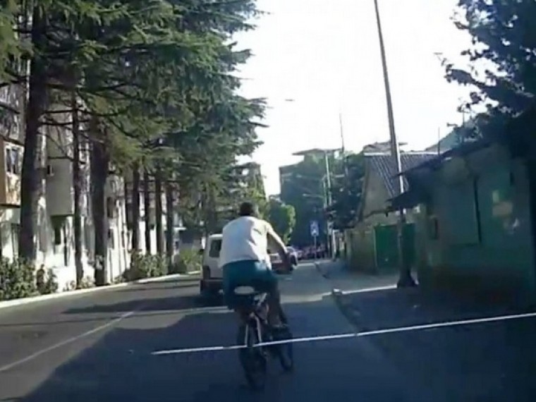 Рассеянный велосипедист на полном ходу сокрушил дорожный знак