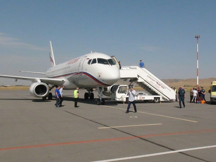 МЧС России осуществил транспортировку тяжелобольных пациентов на самолете «Сухой Суперджет 100»