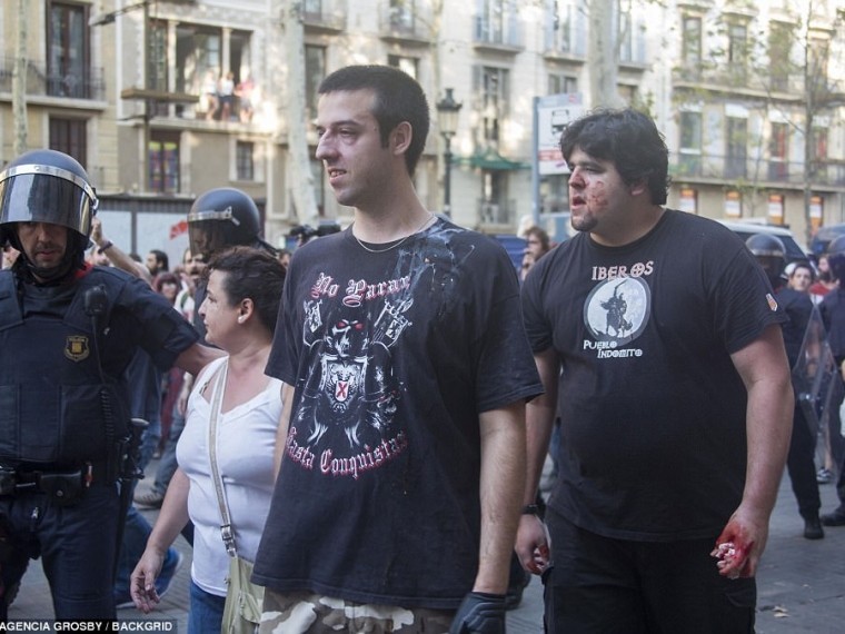 На Ла Рамбле снова льется кровь: сотни ультраправых дерутся с антифашистами