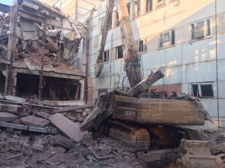 При обрушении промышленного здания в Подмосковье погиб экскаваторщик