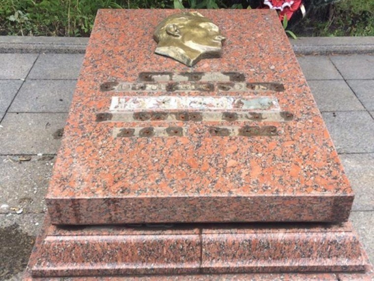 С могилы Героя СССР во Львове похищены буквы и цифры