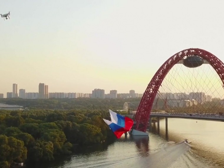 Над Москва-рекой взмыли в небо десятки квадрокоптеров с российским триколором