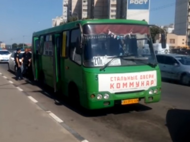 Пьяный мужчина в Харькове угнал маршрутку и возил на ней пассажиров