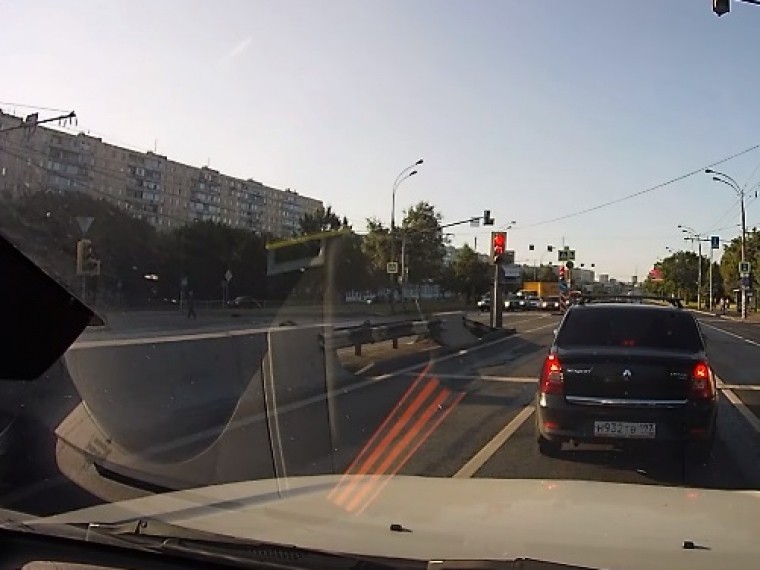 Автомобиль сбил женщину и ребенка на пешеходном переходе в Москве