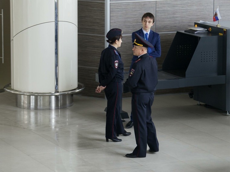В аэропорту Петербурга пассажирка забыла на досмотре часы за 50 тысяч рублей