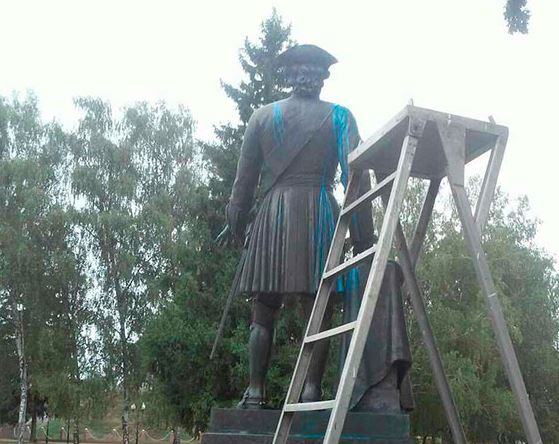 В Полтаве облили краской монумент Петру I В Полтаве облили краской монумент Петру I