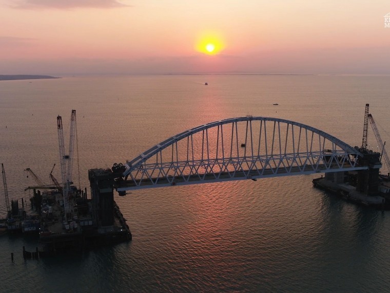 Операция по установке автодорожной арки Крымского моста завершится осенью