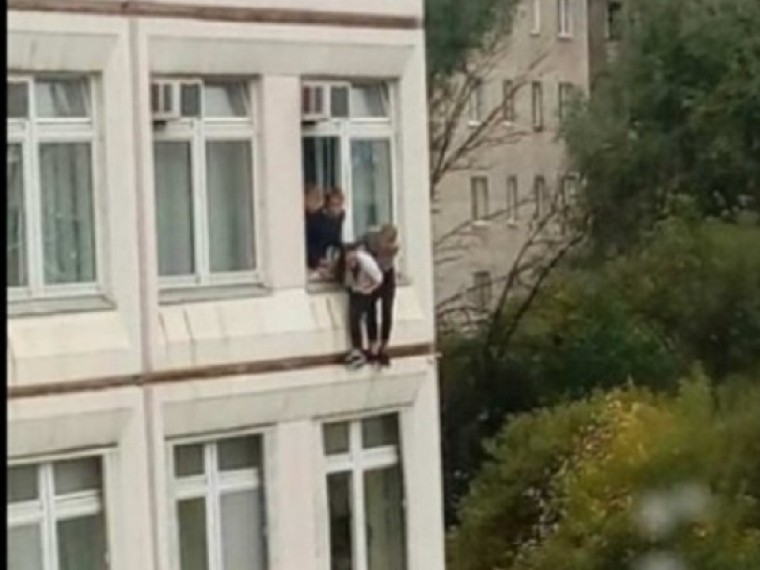 Пятый канал публикует фото экстремальной эвакуации из школы в Ивантеевке — дети прыгают из окон