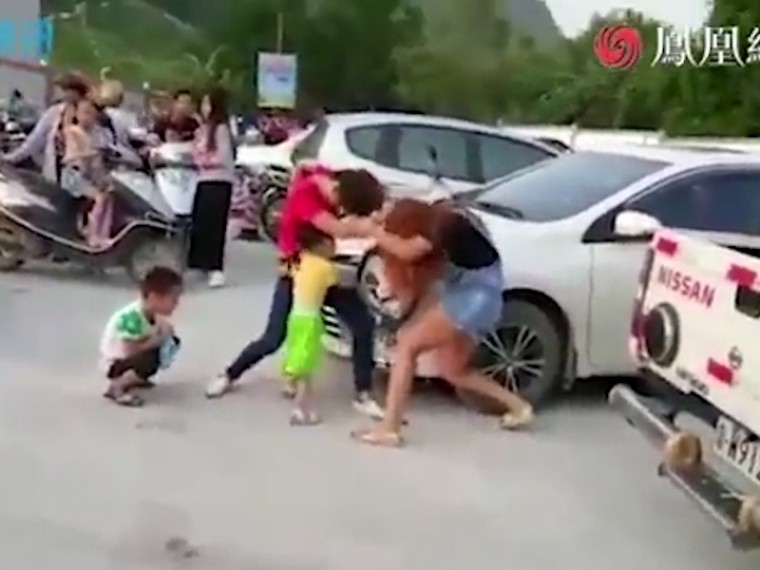 Китайские мамаши устроили жестокую драку из-за места на парковке