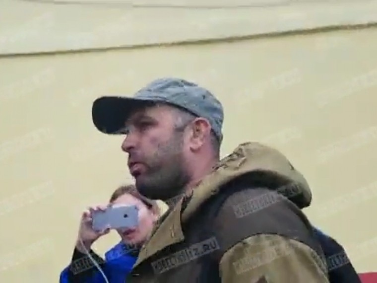 Отец школьника-взрывателя из Ивантееевки сбежал от журналистов — эксклюзивное видео