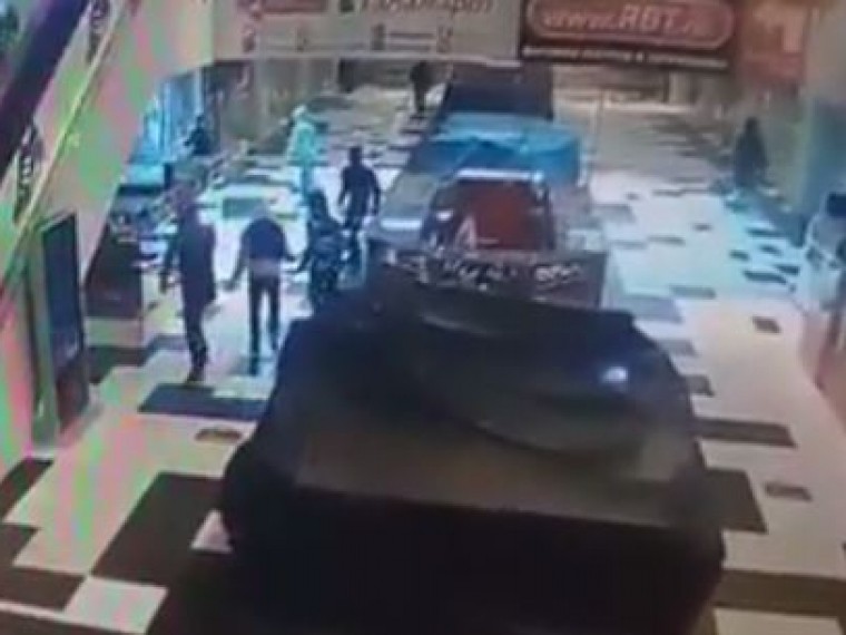 Ночной погром в торговом центре Екатеринбурга попал на камеры наблюдения