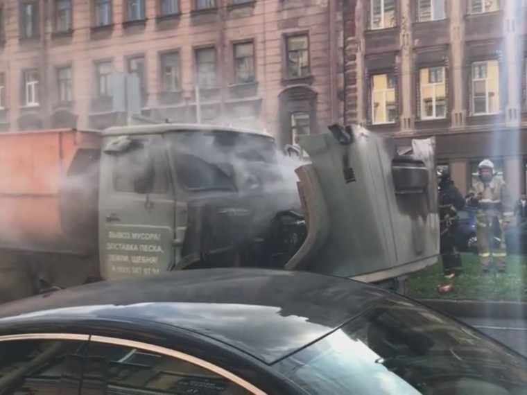 В центре Петербурга загорелся грузовик