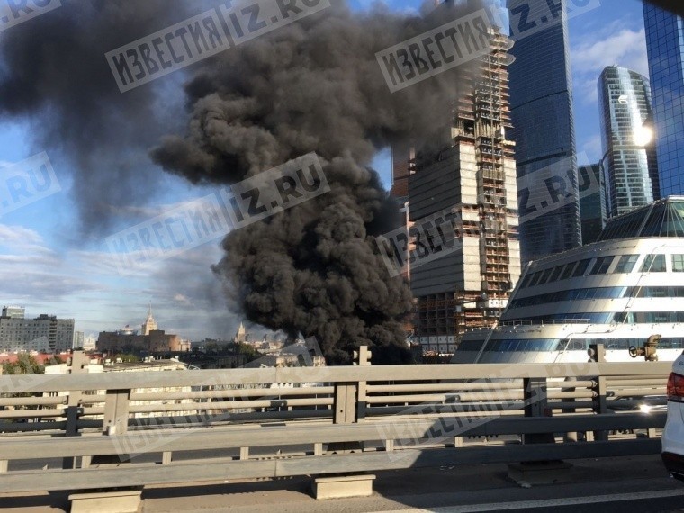 Рядом с башнями Москва-Сити снова полыхает сильный пожар