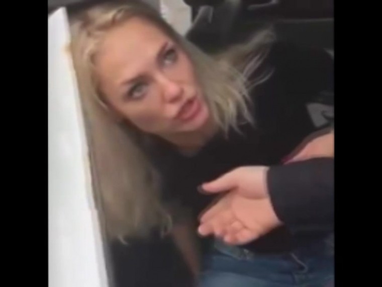Пятый канал публикует видео с дебоширкой из Домодедово, которая покусала полицейского