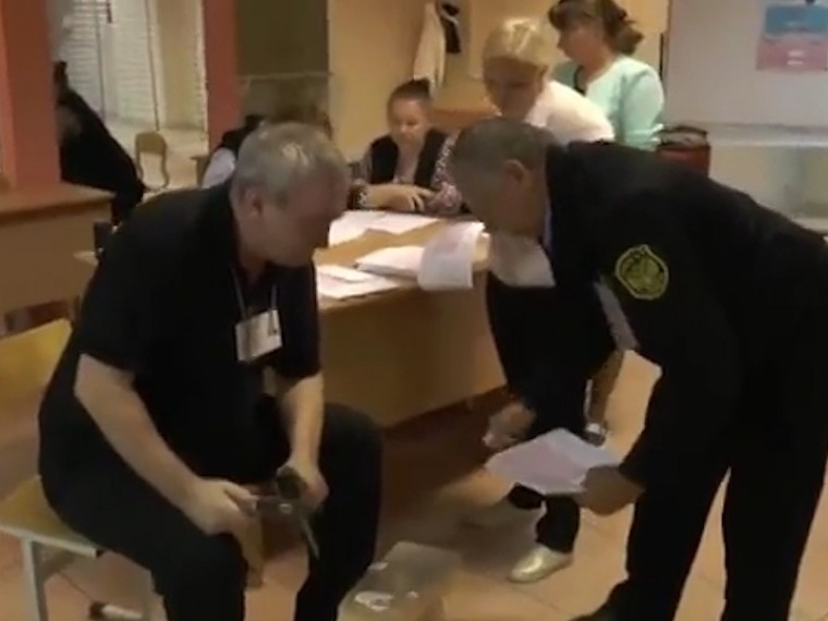 Видео «гашения» топором неиспользованных бюллетеней в Екатеринбурге попало в сеть