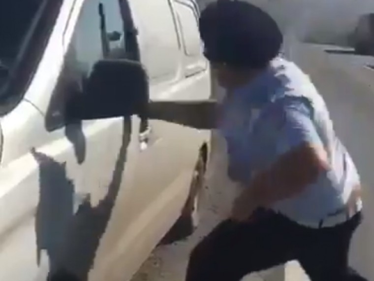 «Мало кашие ел»: соцсети потешаются над полицейским, не сумевшим разбить стеко машины