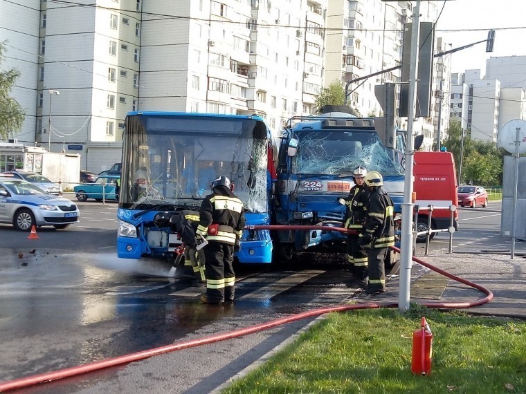 В Москве столкнулись автобус и бетономешалка — есть пострадавшие