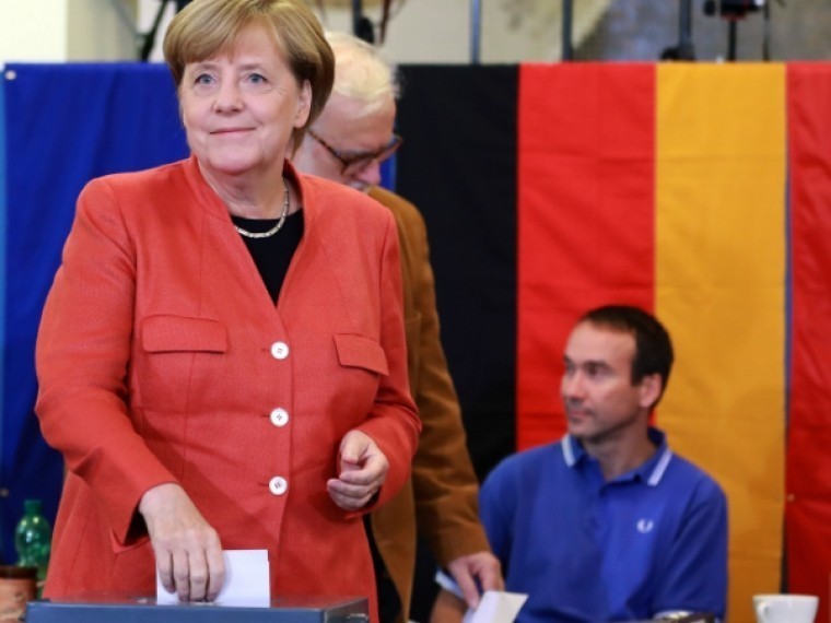 Пятый канал публикует видео, на котором Ангела Меркель голосует на выборах в Бундестаг