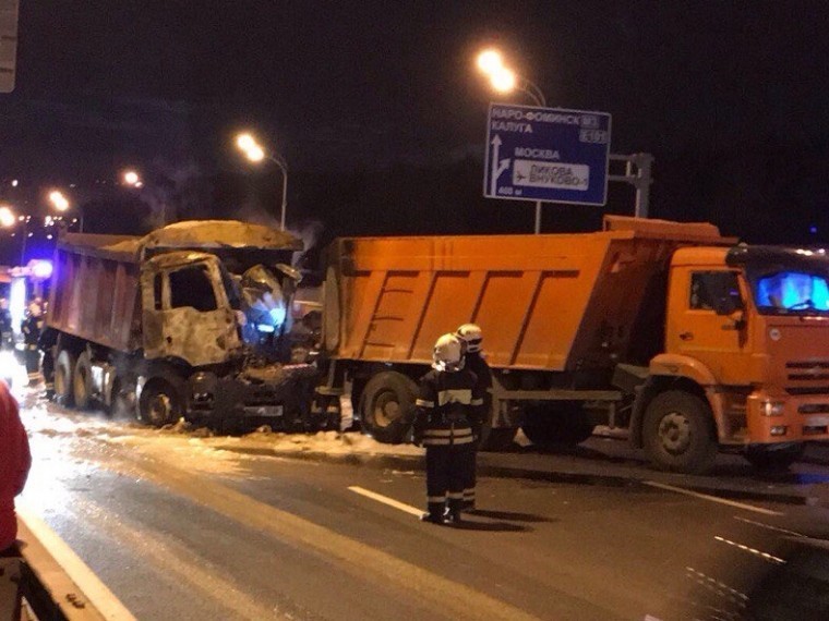 В столкновении с возгоранием двух грузовиков в Москве погиб водитель