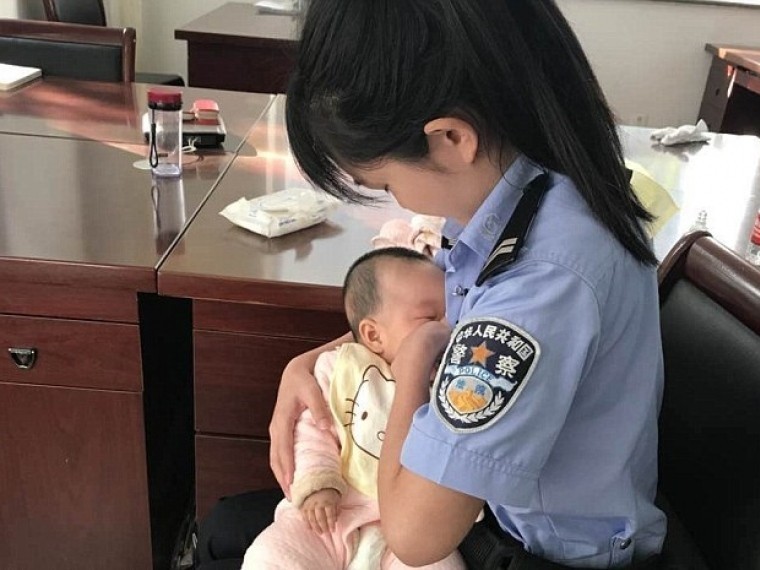 Девушка-полицейский из Китая кормила грудью младенца, пока его мать была в суде