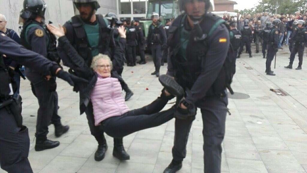 Полиция Испании набрасывается на жителей Каталонии — видео с места беспорядков