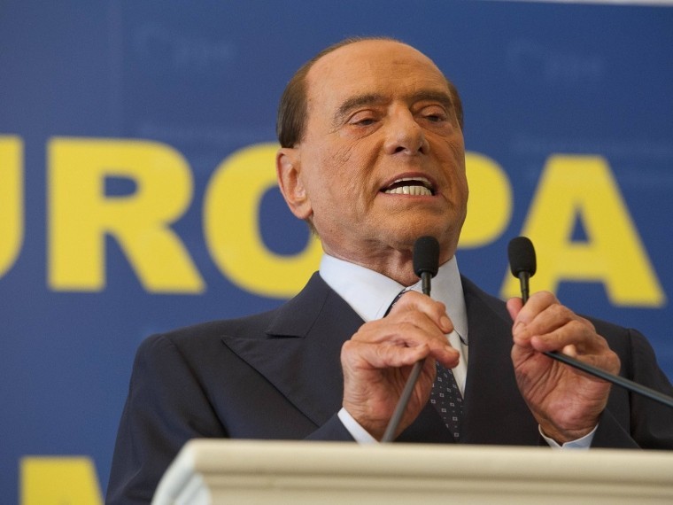 Сильвио Берлускони подарил российскому президенту пододеяльник