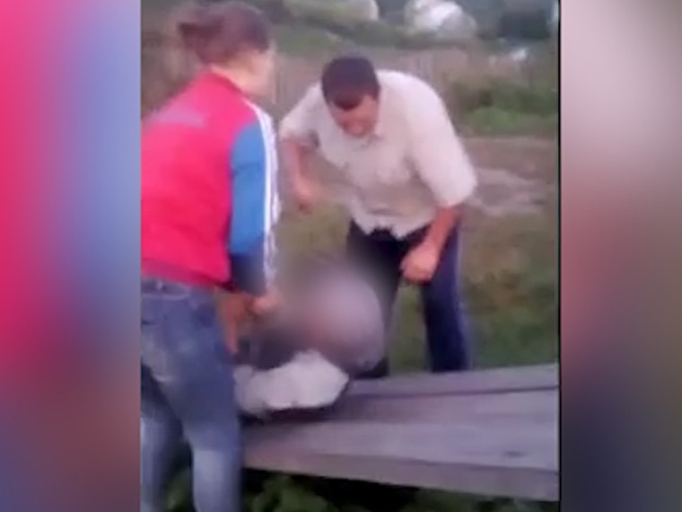 В сети появилось видео, на котором озверевший мужчина повалил ребенка на землю и избил его