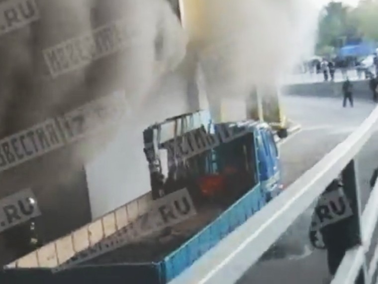 Пожарные героически спасали автомобили из горящего рынка «Синдика» в Москве