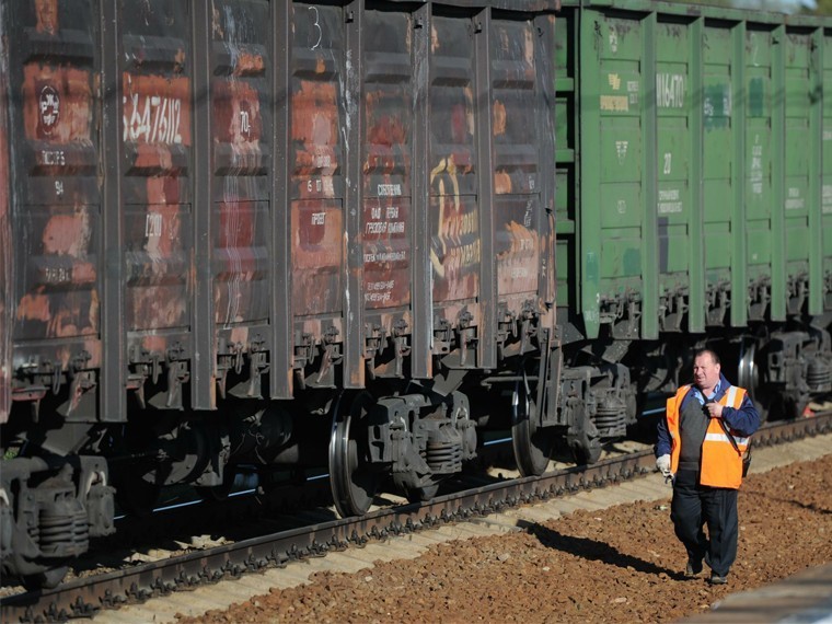 Движение поездов возобновлено на переезде в Орловской области, где состав протаранил грузовик