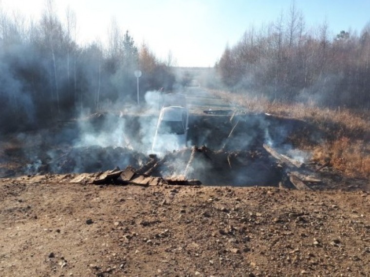 В Амурской области горящий мост обрушился вместе с заехвшим на него автомобилем