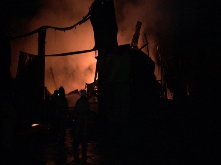 В Уфе тушат сильный пожар в складском комплексе