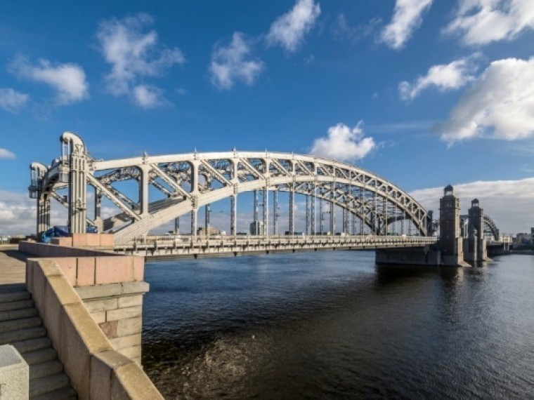 Реверсивное движение на Большеохтинском мосту запустят до Нового года