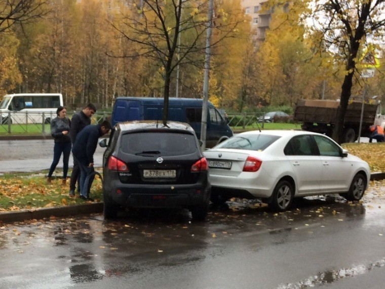 Петербургский водитель снёс остановку — Пятый канал публикует фото с места ДТП