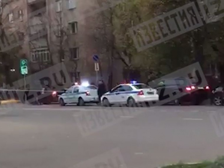 В Москве уходящий от погони водитель попал в аварию