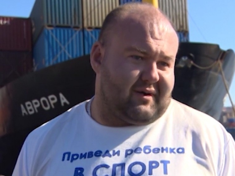 Тяжелоатлет-рекордсмен Савкин протащил сухогруз весом более пяти тысяч тонн