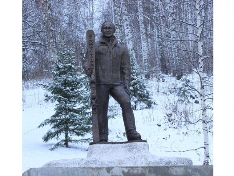 На Урале поставили памятник Путину-лыжнику