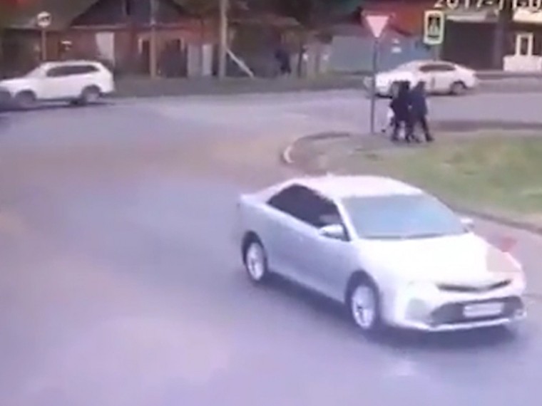 В Краснодаре автомобиль на бешеной скорости сбил семью с ребёнком на тротуаре