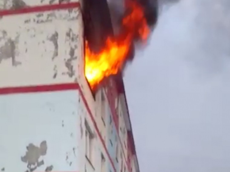 Опубликовано видео из Анадыря, где при пожаре в квартире дети выпрыгивали из окон