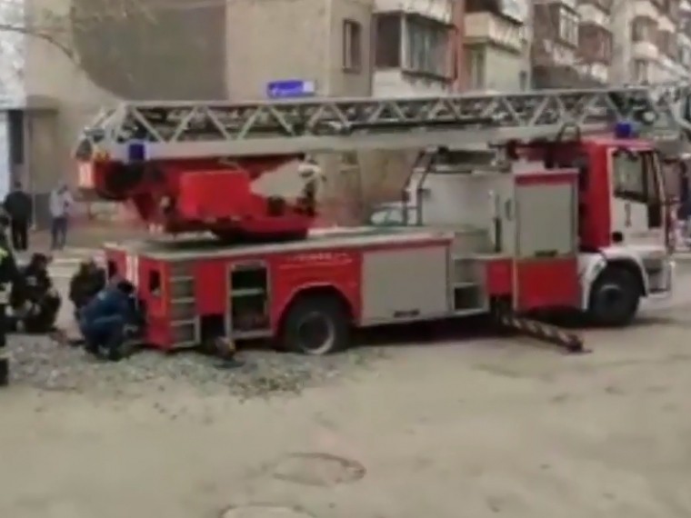 Видео: на челябинских дорогах застревают даже пожарные машины