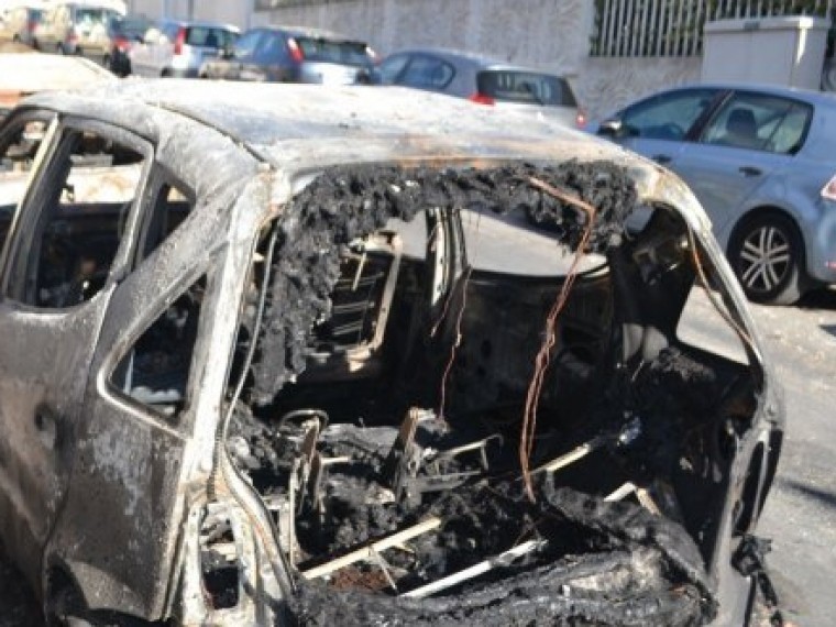 За одну ночь вандалы во Франции сожгли около 60 автомобилей