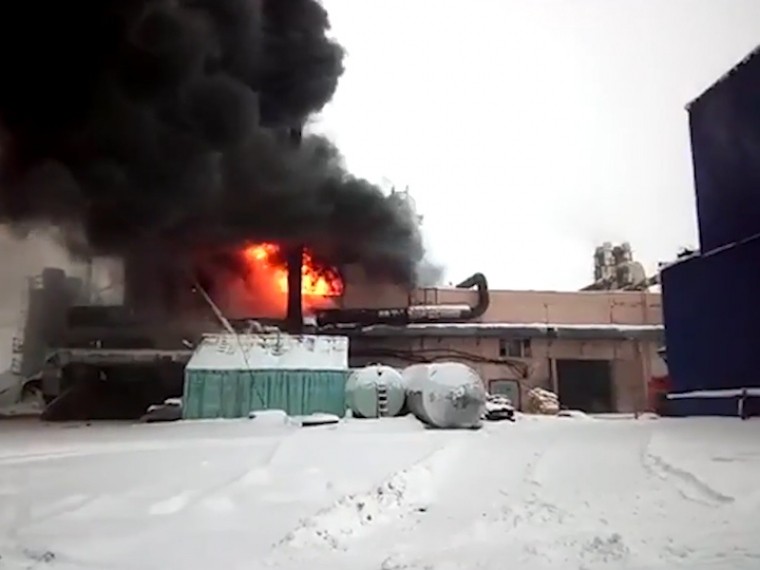 Крупный пожар тушат на деревообрабатывающем предприятии в Красноярском крае