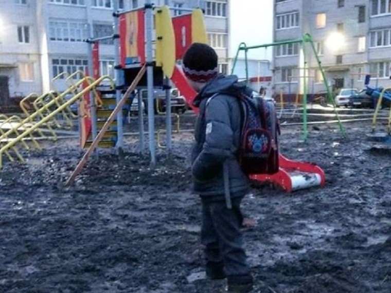 ОНФ снял на видео, как ребенка засосало в грязь на детской площадке
