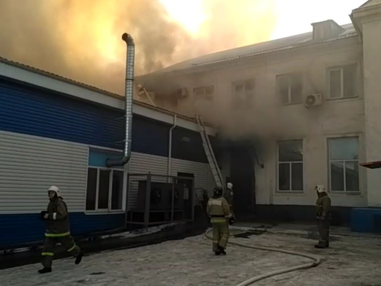 Опубликовано видео из Хакасии, где горел «Ремонтномеханический завод»
