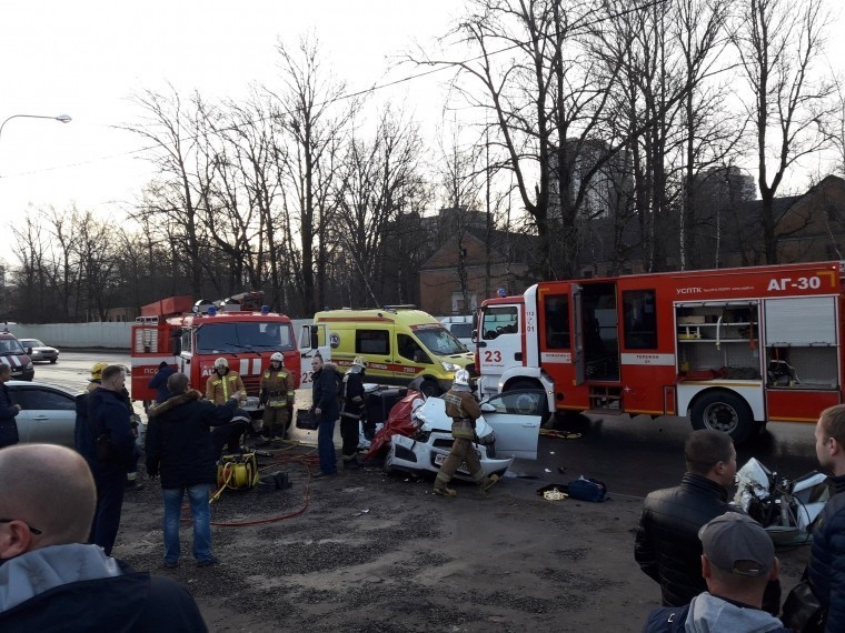 Пятый канал публикует видео смертельной аварии с пожарной цистерной на севере Петербурга