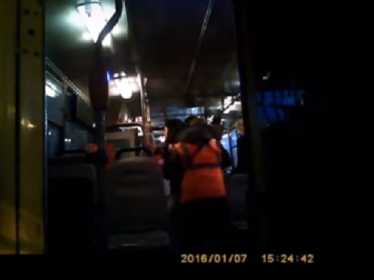 Драка пьяных пассажирок и кондуктора троллейбуса в Твери попала на видео