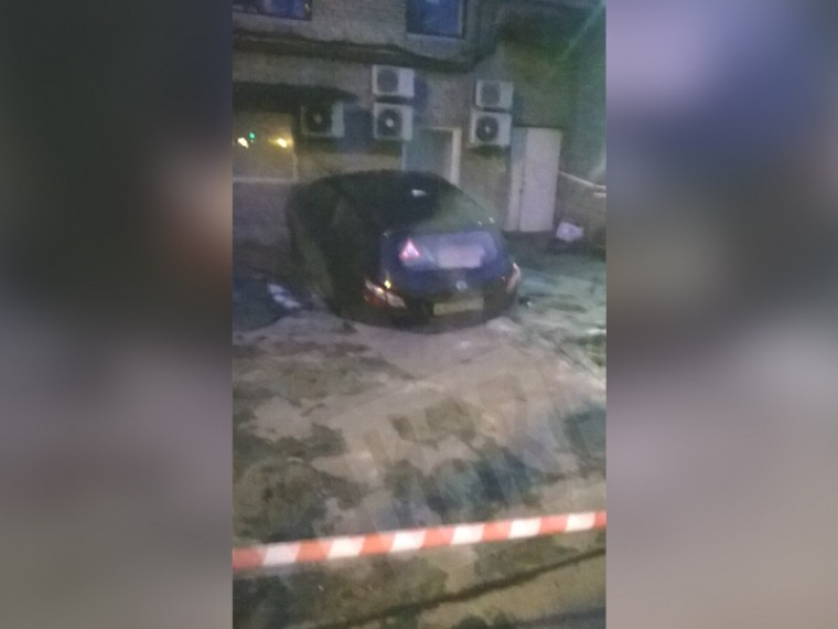 В Петербурге из-за прорыва трубы едва не «сварился» легковой автомобиль