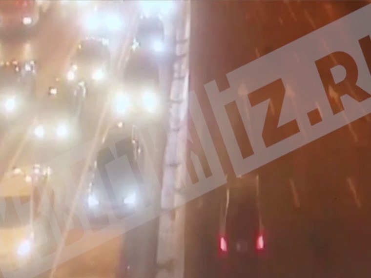Момент наезда на пешеходов на Алтуфьевском шоссе в Москве попал на видео