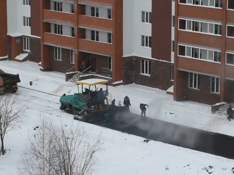 Башкирские коммунальщики дождались снега, чтобы начать укладывать асфальт