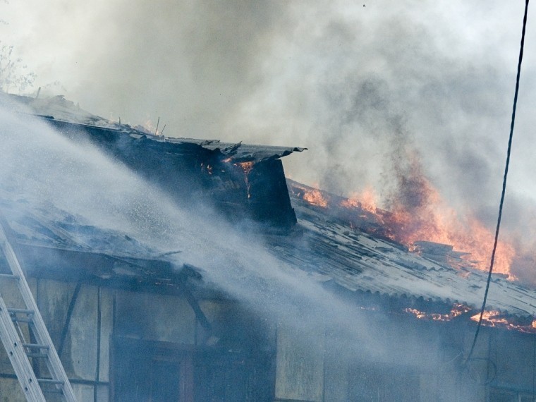 Одноэтажный дом вспыхнул в Самаре